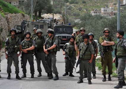 الاحتلال يعتقل مواطنين ويستدعي آخر في الخليل