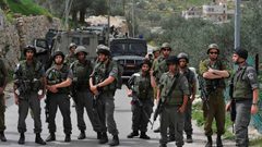 الاحتلال يعتقل مواطنين ويستدعي آخر في الخليل