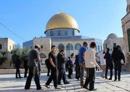 عشرات المستوطنين يقتحمون الأقصى