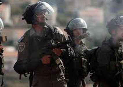 قوات الاحتلال تطلق قنابل الغاز على العمال غرب رام الله
