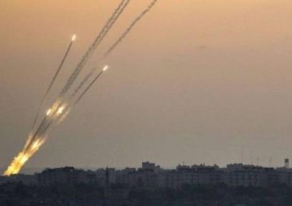 الاحتلال يزعم سقوط صواريخ في مستوطنات غلاف غزة