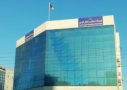الأردن: تعليق العمل في هيئة تنظيم النقل البري