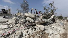 الاحتلال يهدم منزلا ويجرف أرضا جنوب بيت لحم