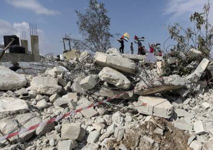 الاحتلال يهدم منزلا ويجرف أرضا جنوب بيت لحم