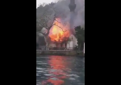 حريق هائل يلتهم مسجد "فانيكوي" التاريخي في اسطنبول