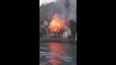 حريق هائل يلتهم مسجد "فانيكوي" التاريخي في اسطنبول