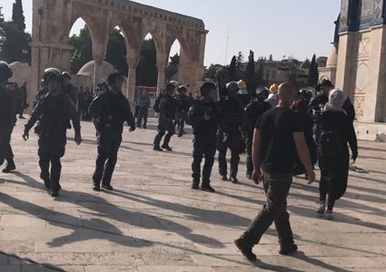 الاحتلال يستدعي أمين سر فتح ويعتقل شابا في القدس المحتلة