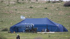 مستوطنون ينصبون خيمة في أراضي المواطنين غرب بيت لحم