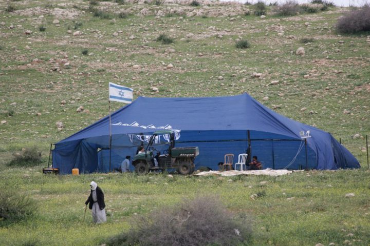 مستوطنون ينصبون خيمة في أراضي المواطنين غرب بيت لحم