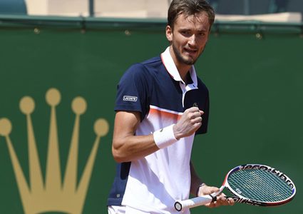 الروسي مدفيديف يبدأ مشواره بنجاح في البطولة الختامية