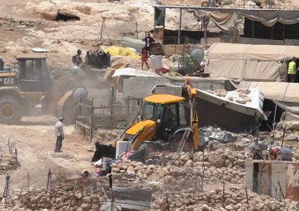 الاحتلال يخطر بوقف العمل بمسكن وبإزالة شبكة مياه