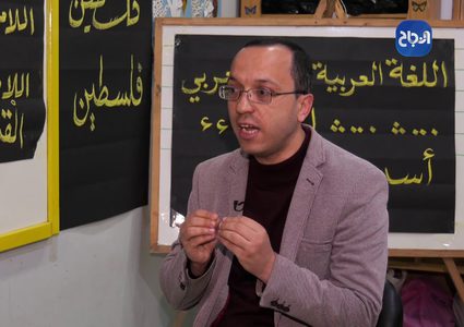 المدرس الخضري يستثمر كورونا لتعليم اللغة العربية والخط العربي