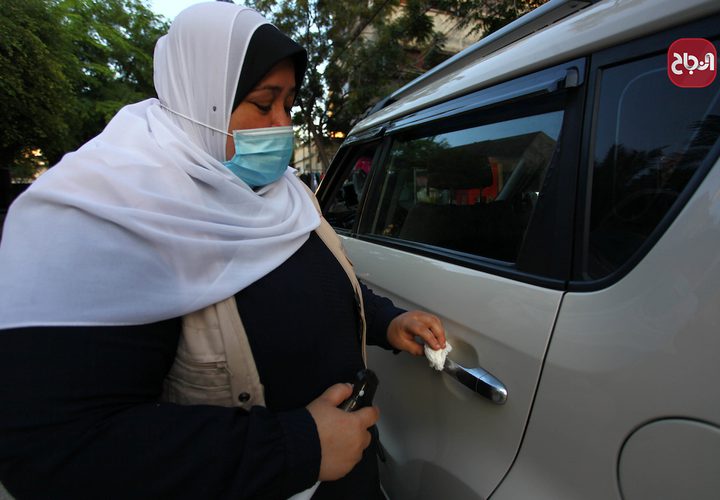 نائلة أبو جبة .. سائقة تكسي لتوصيل السيدات فقط في غزة