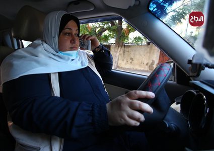 نائلة أبو جبة .. سائقة تكسي لتوصيل السيدات فقط في غزة