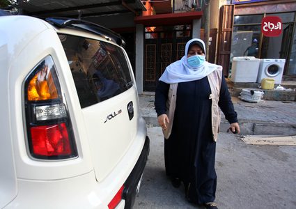 نائلة أبو جبة .. سائقة تكسي لتوصيل السيدات فقط في غزة