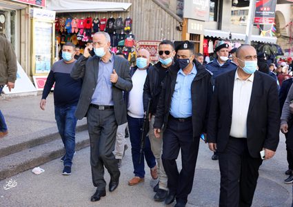 الأجهزة الأمنية خلال جولة في نابلس لمتابعة تطبيق البروتوكول الصحي