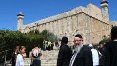 مستوطنون يضعون "شمعدانا" على سطح الحرم الابراهيمي في الخليل