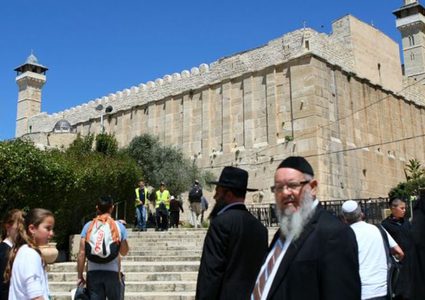 مستوطنون يضعون "شمعدانا" على سطح الحرم الابراهيمي في الخليل