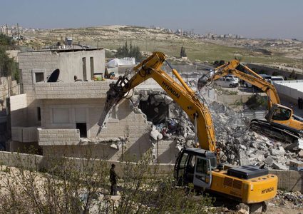 الاحتلال يجبر مقدسي على هدم متجره  بجبل المكبر