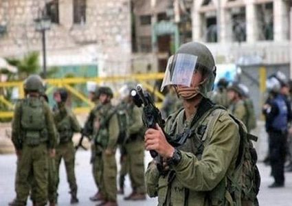 قوات الاحتلال تنصب حواجز عسكرية وتصور مساكن بالخليل