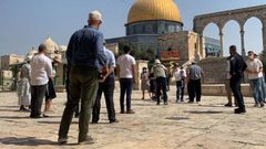مستوطنون يقتحمون المسجد الأقصى والاحتلال يبعد موظفاً وحارساً