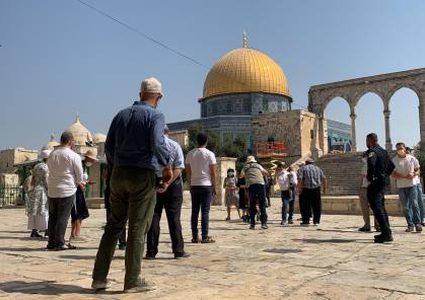 مستوطنون يقتحمون المسجد الأقصى والاحتلال يبعد موظفاً وحارساً