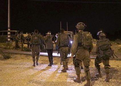 اعتقالات ومداهمات بالضفة