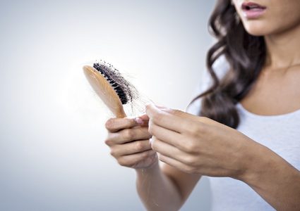 لماذا يتسبب فيروس كورونا بتساقط الشعر ؟