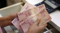 الليرة التركية تتراجع قبل يوم من قرار مهم بشأن الفائدة