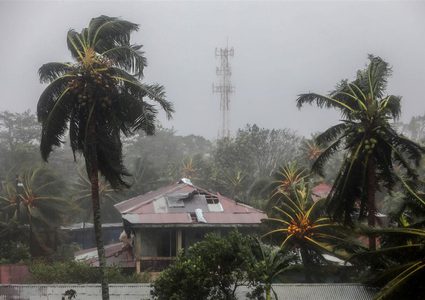 شاهد الرياح تمزق سقف بناية أثناء إعصار في نيكاراغوا