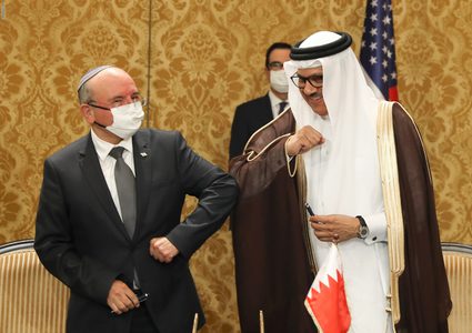 وفد بحريني برئاسة وزير الخارجية يصل إلى دولة الاحتلال