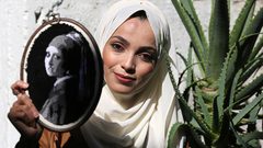 ايه المغاري من غزة تستخدم "الصوف" للإبداع في تشكيل لوحاتٍ فنية