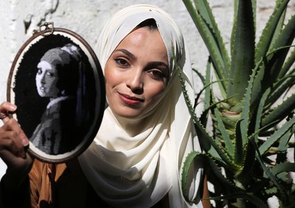 ايه المغاري من غزة تستخدم "الصوف" للإبداع في تشكيل لوحاتٍ فنية