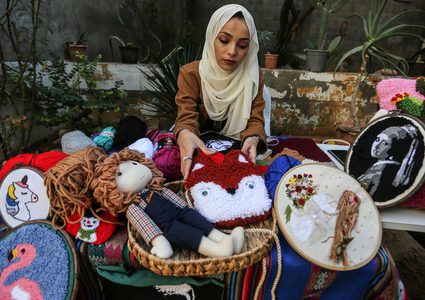 ايه المغاري من غزة تستخدم "الصوف" للإبداع في تشكيل لوحاتٍ فنية