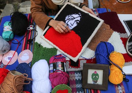 آيه المغاري تبدع باستخدام "الصوف" لتشكيل لوحاتٍ فنية