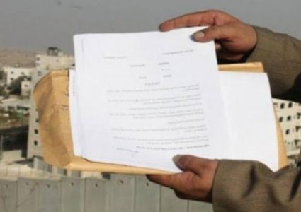 الاحتلال يخطر بهدم بركس في قلقيلية