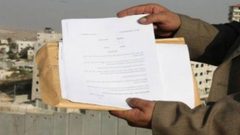 الاحتلال يخطر بهدم بركس في قلقيلية