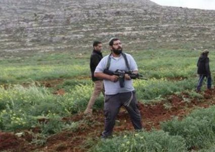 مستوطنون يحرثون أراض جنوب نابلس