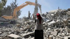 آليات الاحتلال تهدم منزلاً في اللد