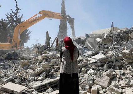 آليات الاحتلال تهدم منزلاً في اللد