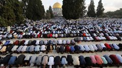 الآلاف يؤدون صلاة الجمعة في الأقصى