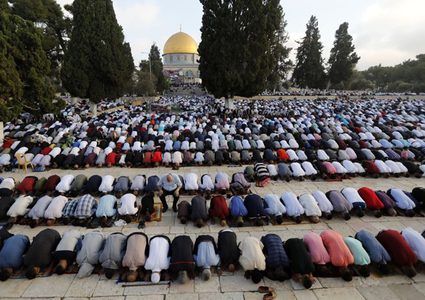 الآلاف يؤدون صلاة الجمعة في الأقصى