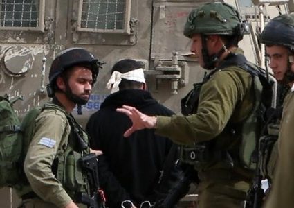 الخليل: شرطة الاحتلال تعتقل أربعة مواطنين من بيت كاحل