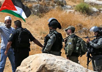 اصابة بقنبلة غاز واعتقال مسعف جراء قمع الاحتلال لمسيرة برام الله