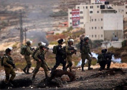 مواجهات وإصابات خلال قمع مسيرات الجمعة في الضفة