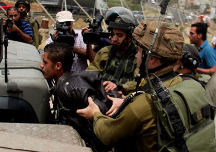 قوات الاحتلال تعتقل شابا من حي الجابريات في جنين