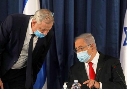 "كاحول لفان" يهاجم غانتس بعد توصله لتسوية جديدة مع نتنياهو