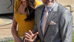 ما هو رد زوجة جورج كلوني على كرمه مع أصدقائه