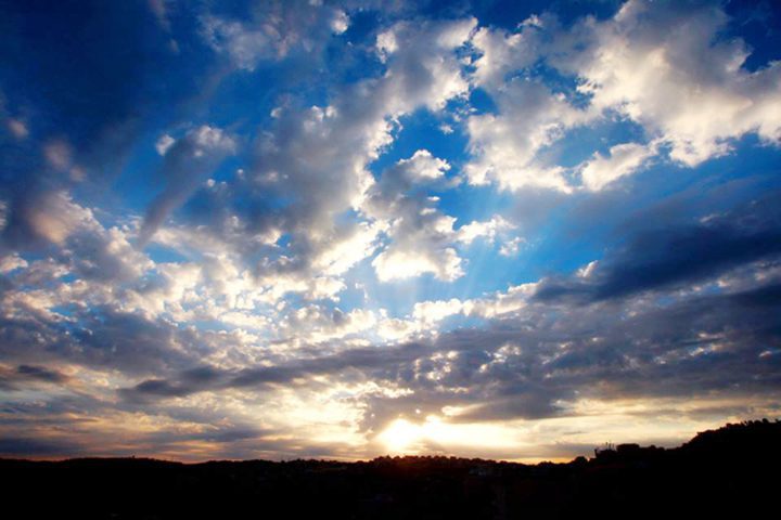 الطقس: أجواء غائمة جزئياً وباردة