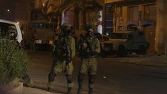 الاحتلال يواصل اعتقال ثلاثة أشقاء من مخيم العروب